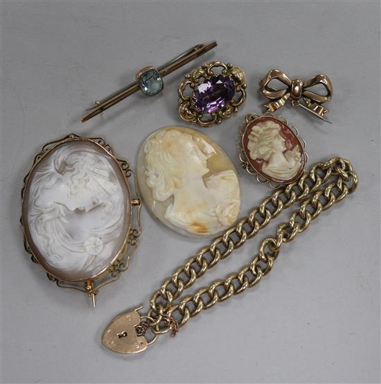 A group of 9ct gold jewellery including cameos and a bracelet.